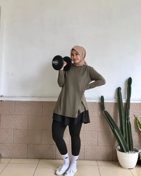 7 Outfit Gym Wanita Hijab yang Modis, Sopan, dan Nyaman 9 sport tunic dan high waist legging