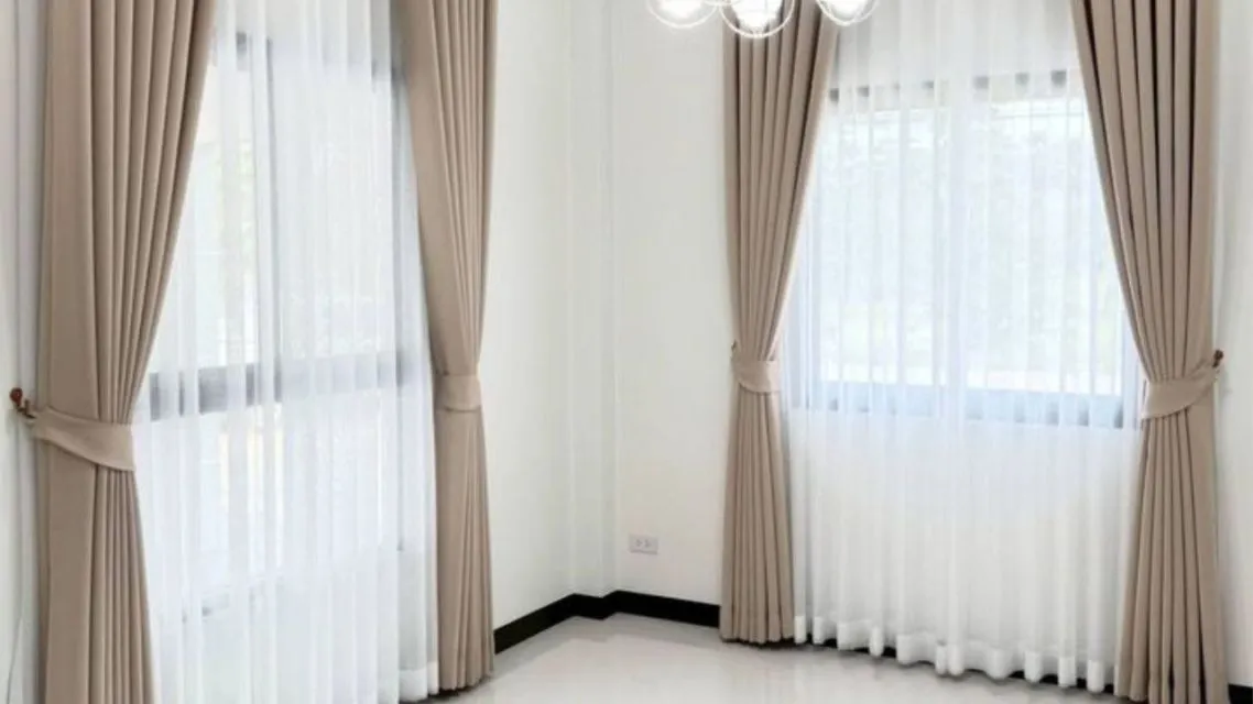 15 Rekomendasi Gorden Ruang Tamu Elegan yang Bikin Rumah Terlihat Lebih Mewah 17 gorden ruang tamu elegan (1)