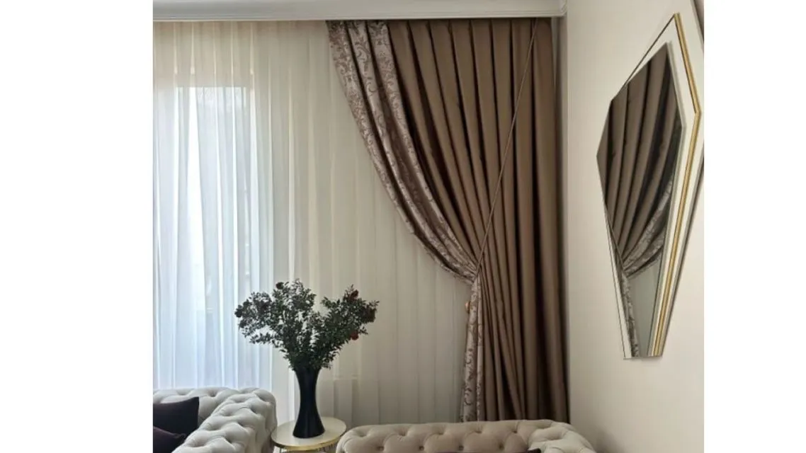 15 Rekomendasi Gorden Ruang Tamu Elegan yang Bikin Rumah Terlihat Lebih Mewah 25 Gorden ruang tamu elegan (9)