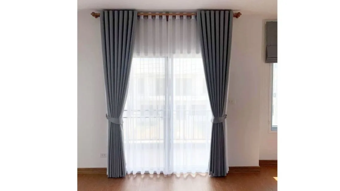 15 Rekomendasi Gorden Ruang Tamu Elegan yang Bikin Rumah Terlihat Lebih Mewah 28 Gorden ruang tamu elegan (12)