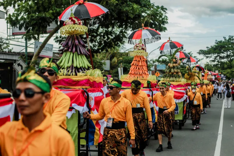 Aktivitas warga lokal saat Waisak Borobudur di kawasan Candi Borobudur