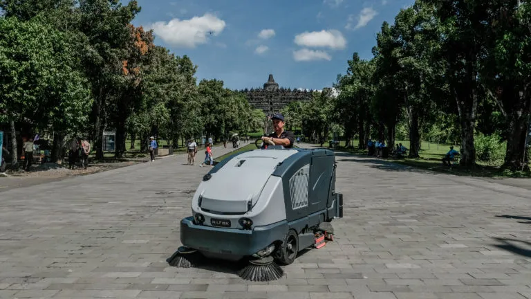 Proses pembersihan area Candi Borobudur menggunakan mesin penyapu jalan menjelang Waisak