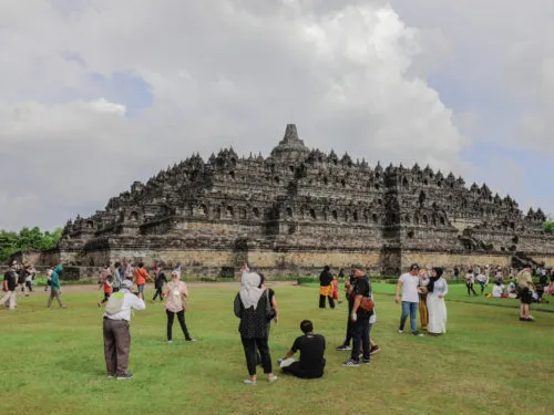 dokumentasi wisatawan di candi borobudur