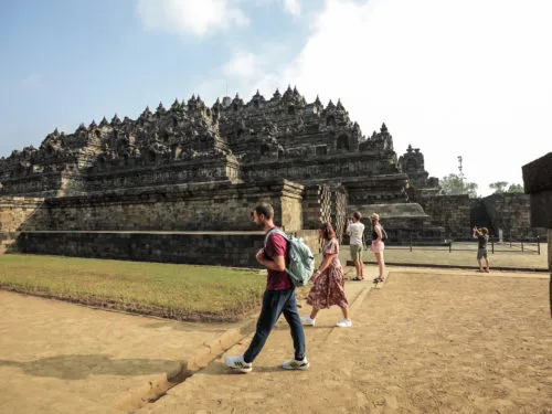 view candi dari bawah dengan wisatawan