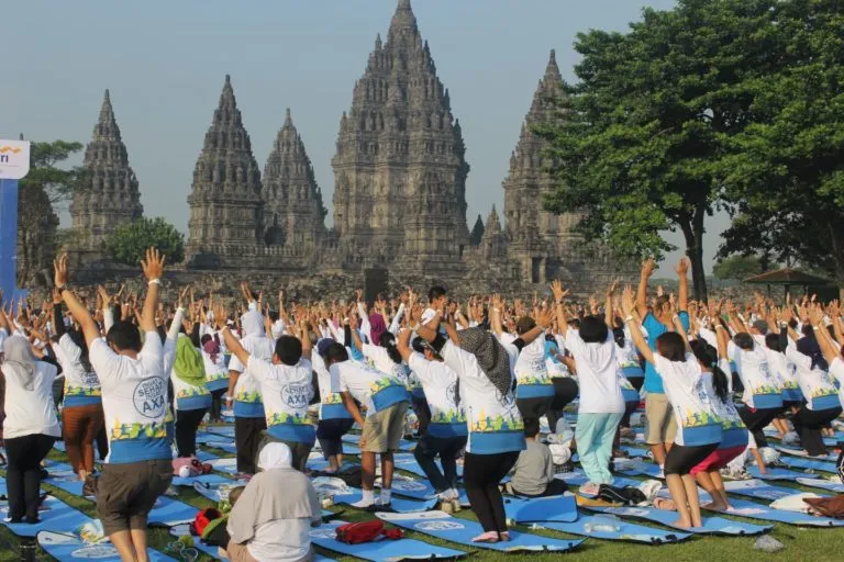 senam bersama di pelataran candi prambanan