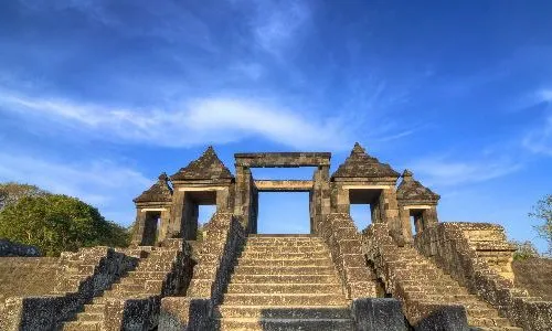 view candi ratu boko dengan langit biru