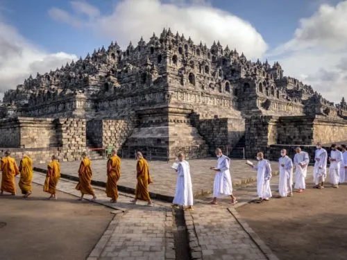 biksu melewati pelataran candi borobudur