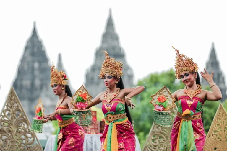 tari pada halaman candi prambanan dengan background candi prambanan