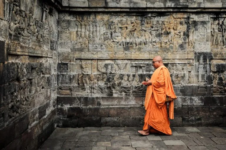 biksu sedang melakukan ritual