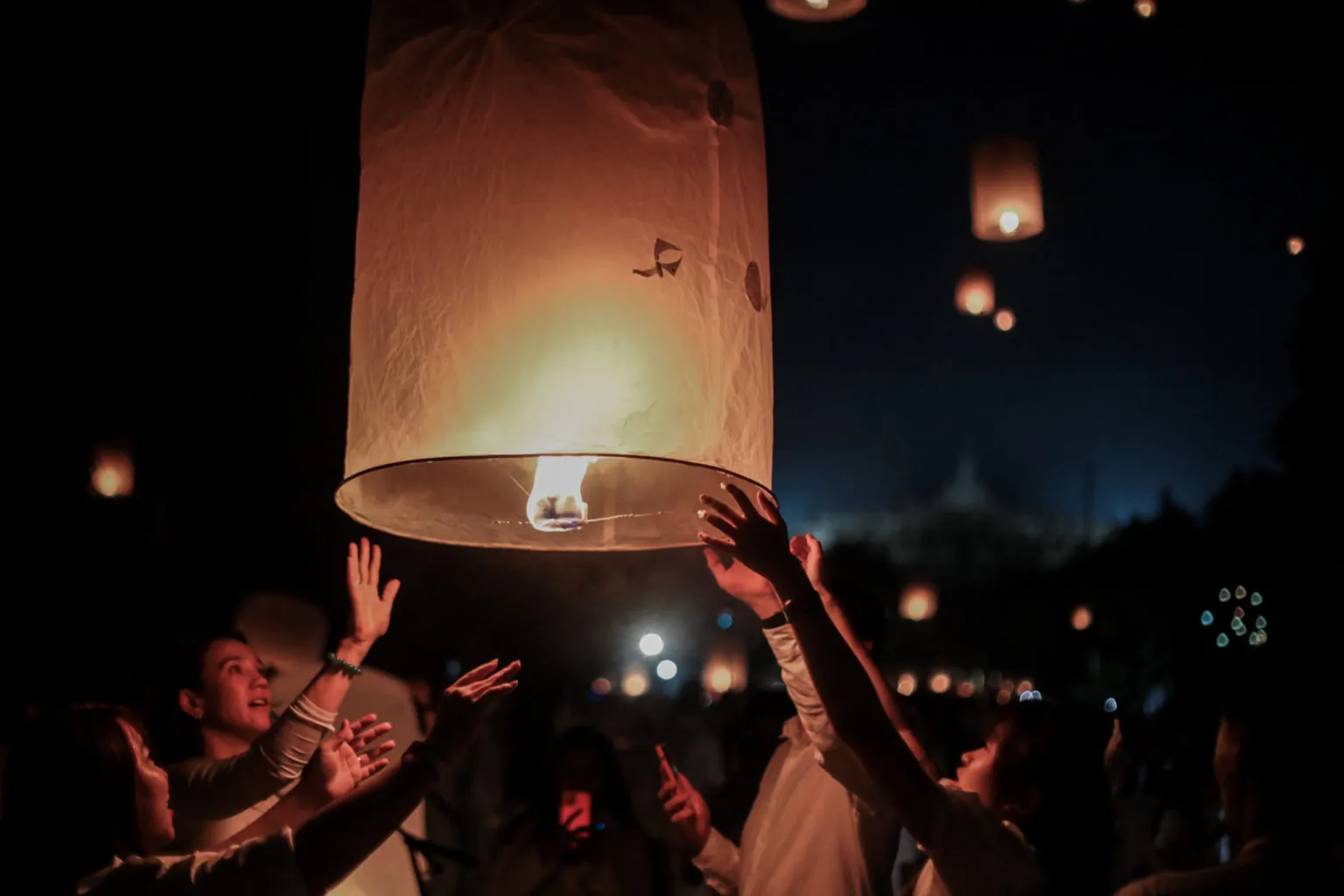 orang menerbangkan lampion