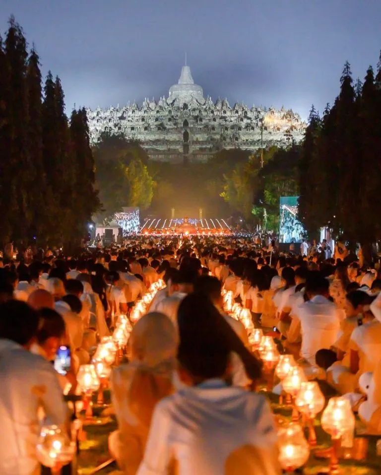 Waisak di Borobudur