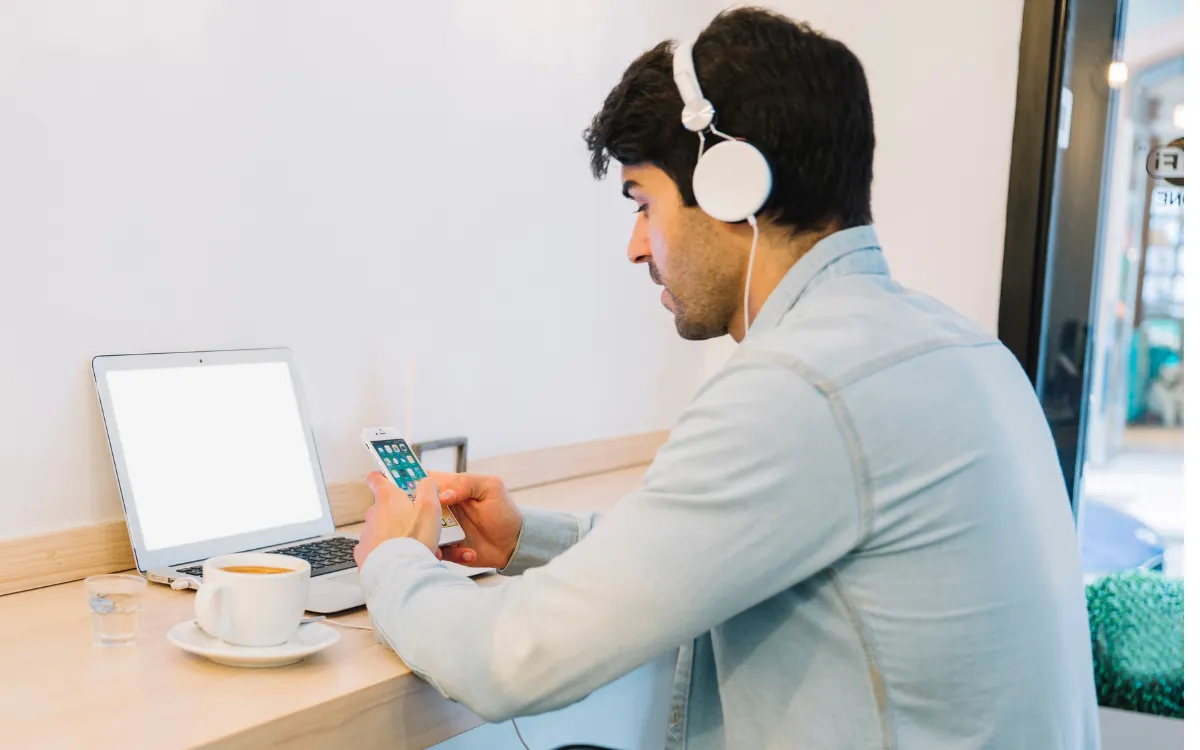 4 Tips Agar Semangat Kerja Balik Lagi, Lakukan Saat Break Kantor Yuk! 3 mendengarkan musik favorit di kantor