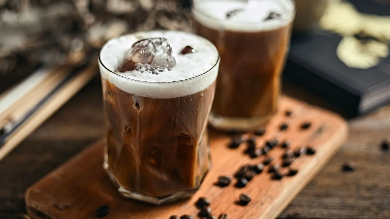4 Kreasi Resep Americano yang Segar dan Nikmat, Mana Favoritmu? 5 resep Iced Americano with Cinnamon Oat Milk Foam dan cara membuatnya