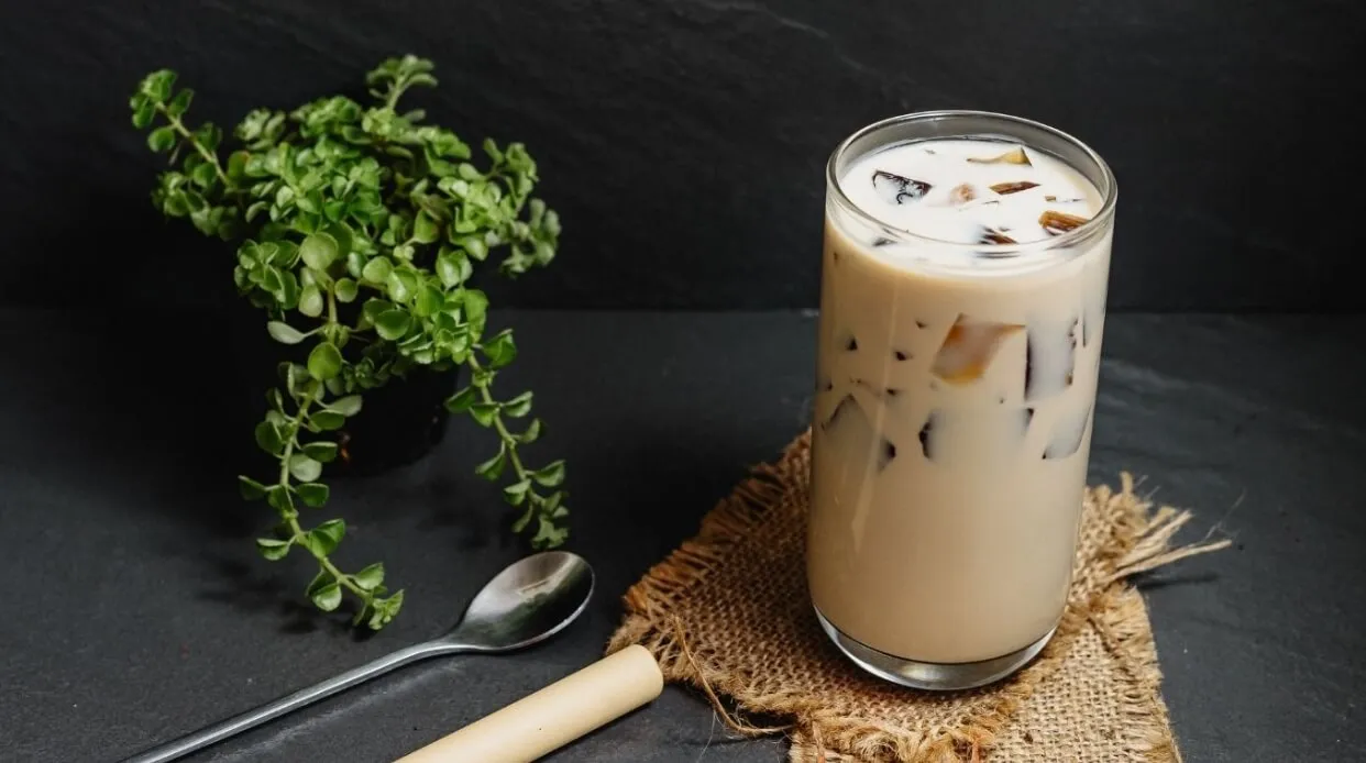 Klasik dan Nikmat! Ini Cara Membuat Coffee Latte di Rumah 4 resep dan cara membuat ice palm sugar latte with grass jelly