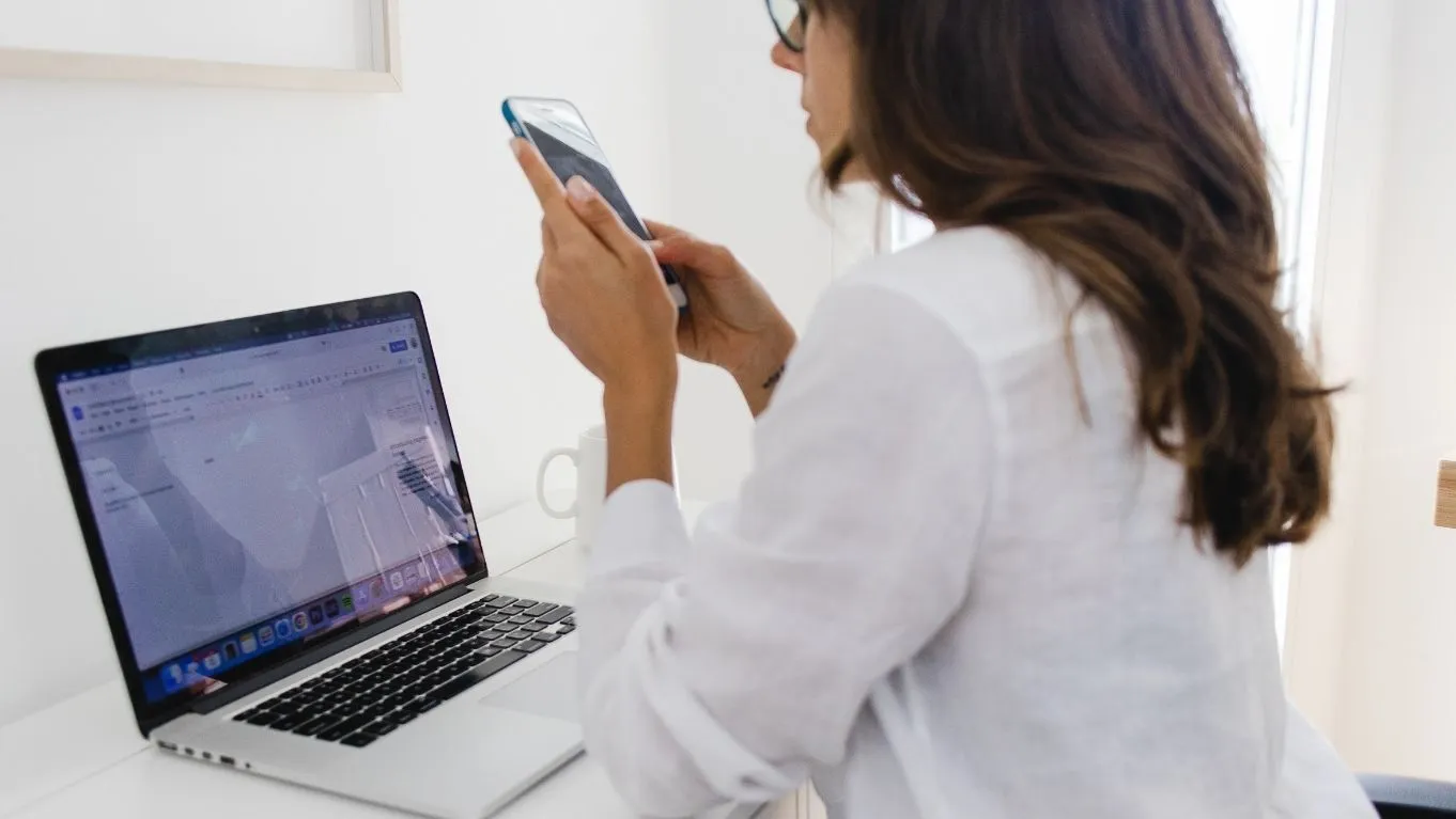 10 Cara Meningkatkan Konsentrasi Belajar, Salah Satunya Minum Kopi 4 jauhkan smartphone agar tidak mengganggu konsentrasi belajar