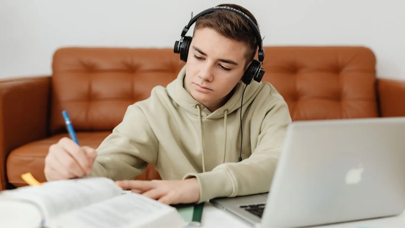 10 Cara Meningkatkan Konsentrasi Belajar, Salah Satunya Minum Kopi 8 mendengarkan musik saat belajar