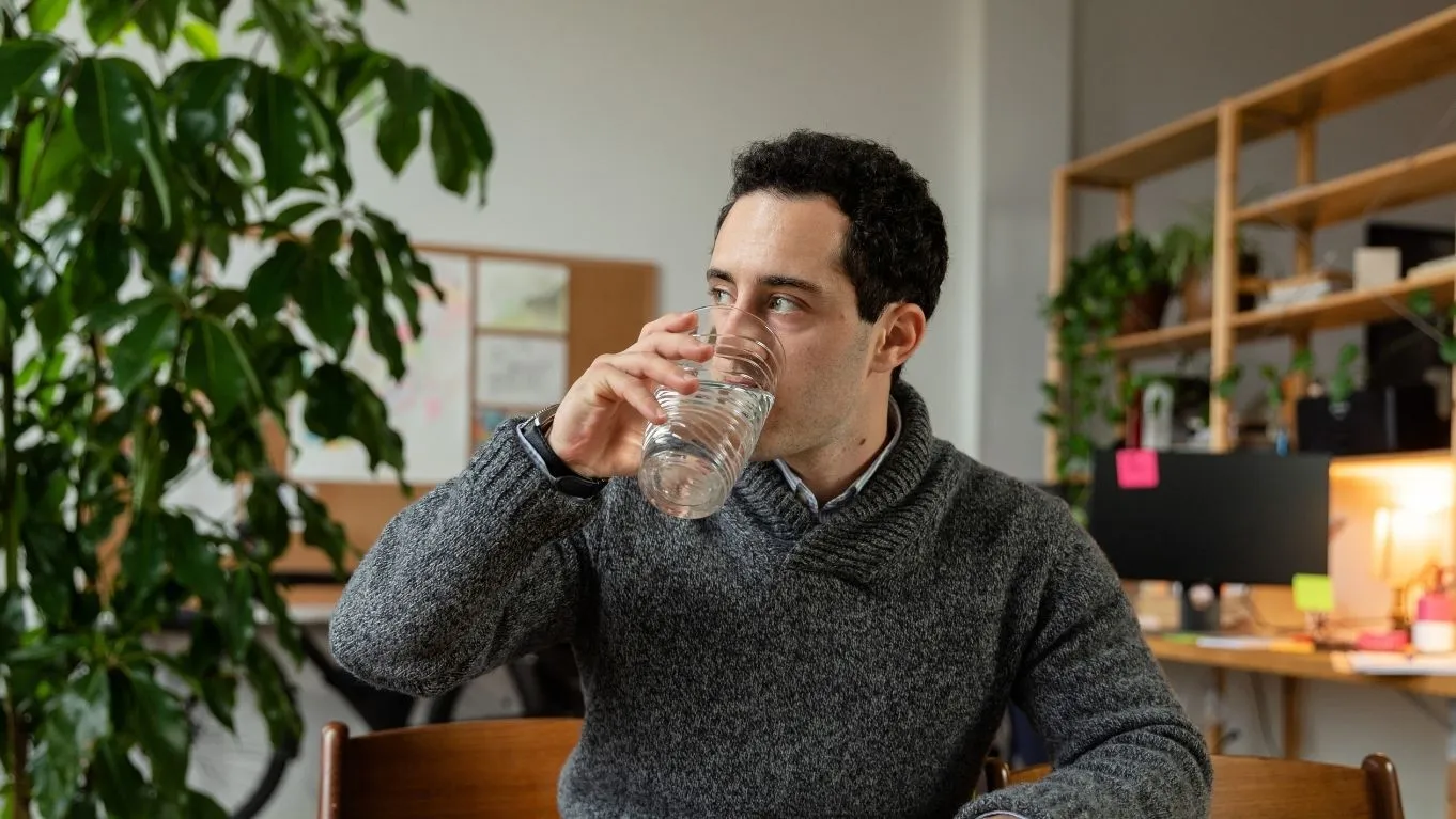 10 Cara Meningkatkan Konsentrasi Belajar, Salah Satunya Minum Kopi 5 sedia air putih saat belajar untuk menjaga konsentrasi