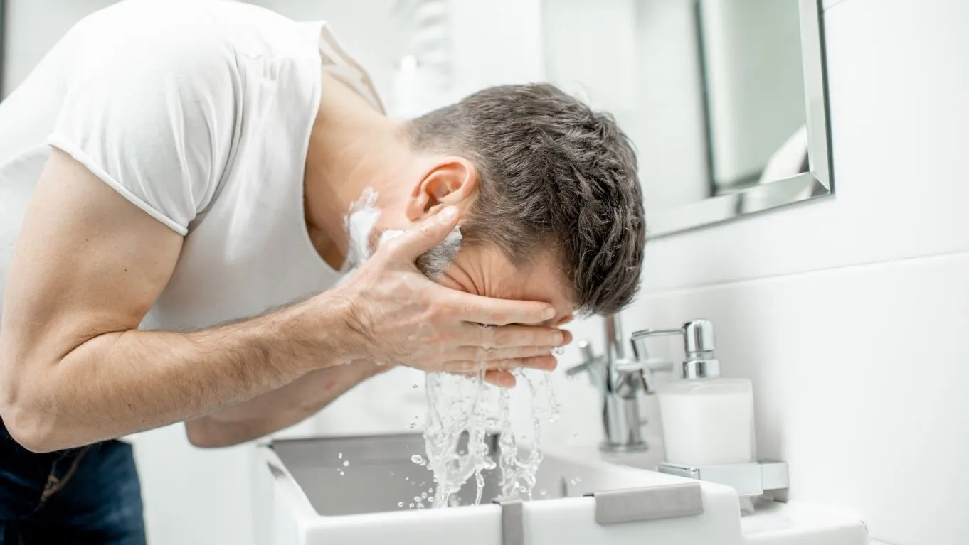 7 Cara Menghilangkan Ngantuk di Pagi Hari agar Tetap Produktif 6 mencuci muka dan mandi agar tidak mengantuk di pagi hari