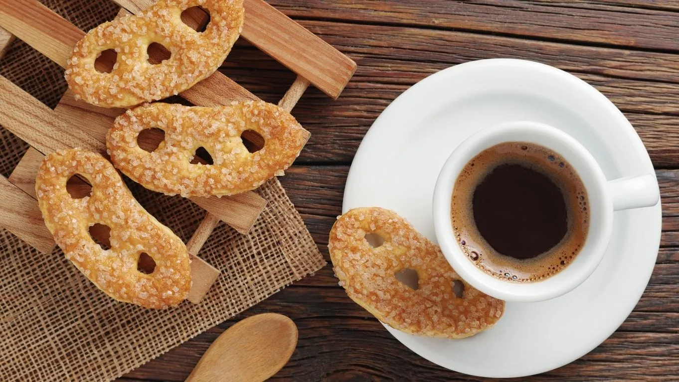 7 Makanan Pendamping yang Cocok untuk Minum Kopi 3 cookies dan biskuit untuk teman ngopi
