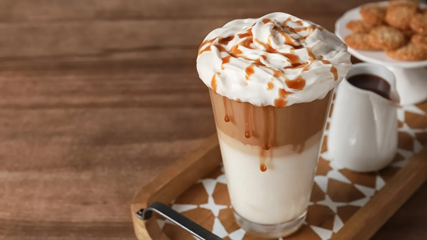 10 Varian Minuman Kopi ala Coffee Shop yang Sedang Populer, Mana Favoritmu? 2 caramel macchiato