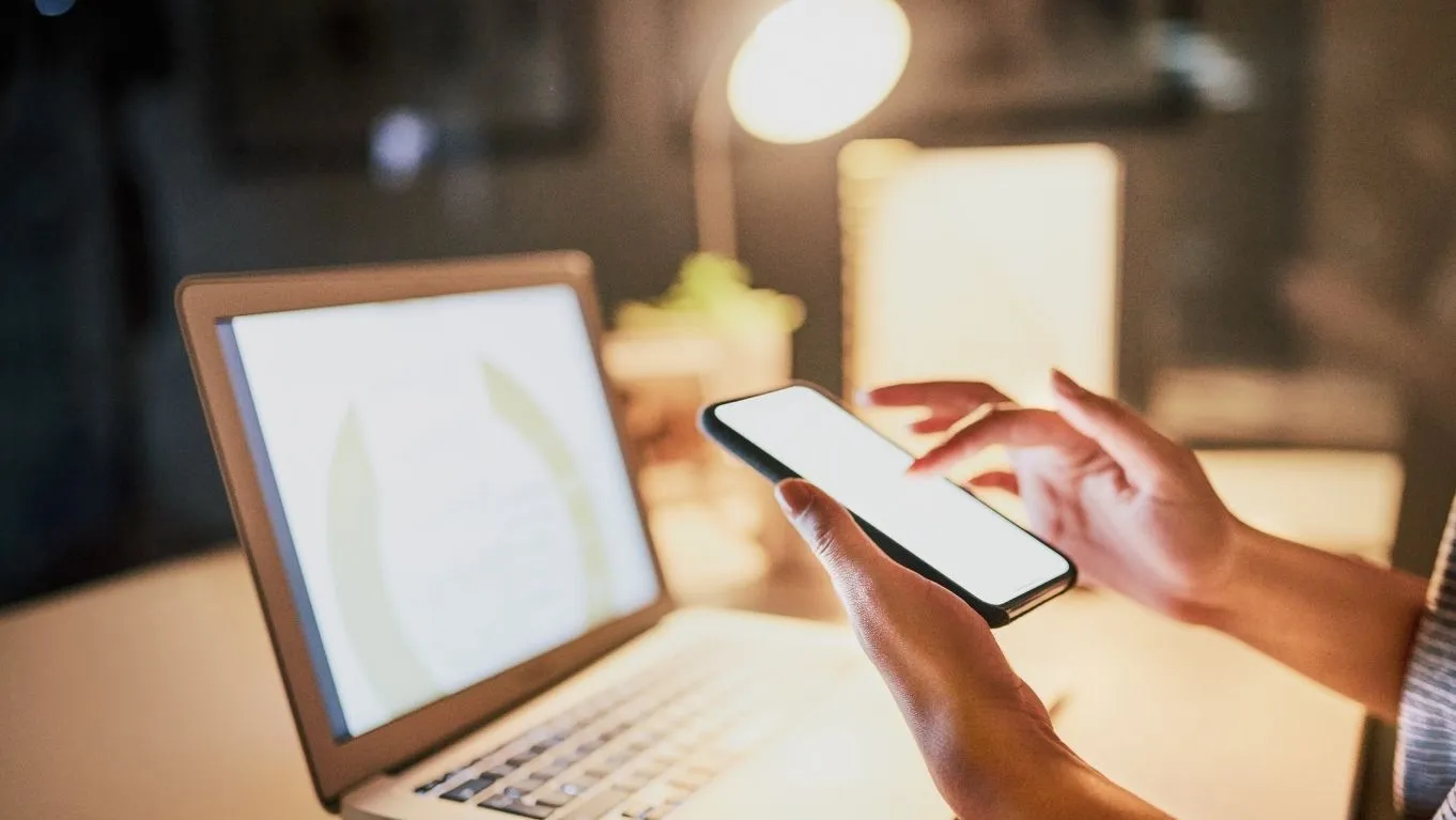 7 Cara Agar Semangat Kerja Kamu Balik Lagi 5 hindari scrolling social media agar tidak mengganggu semangat kerja