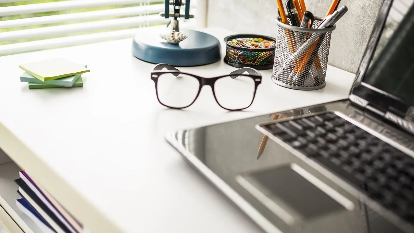 7 Cara Agar Semangat Kerja Kamu Balik Lagi 2 salah satu cara agar semangat kerja balik lagi dengan merapikan meja kantor