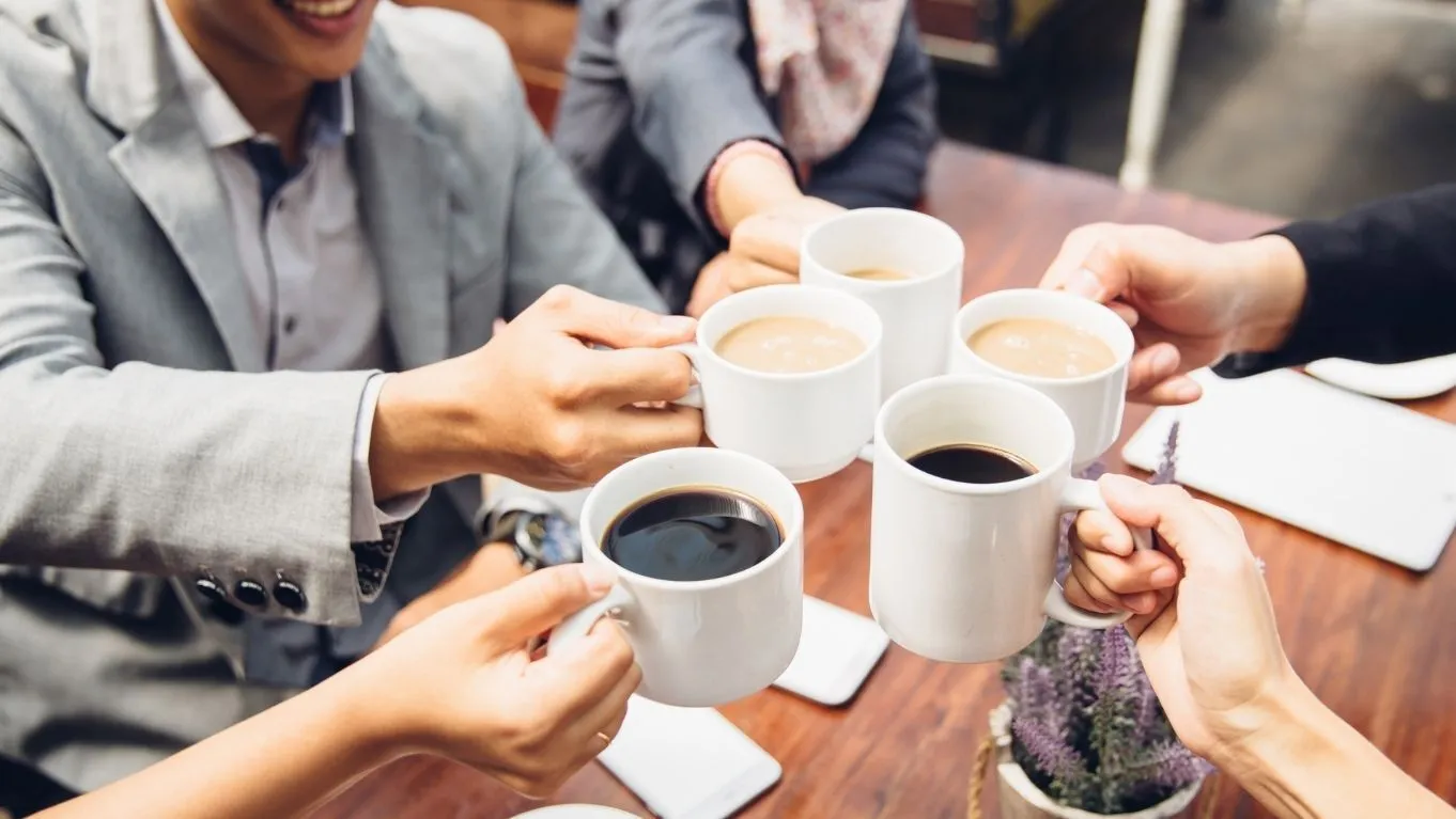 7 Cara Agar Semangat Kerja Kamu Balik Lagi 3 secangkir kopi di kantor untuk meningkatkan semangat kerja